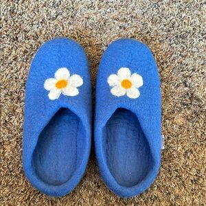 Pachamama 100% Wool Slippers with Daisy Design